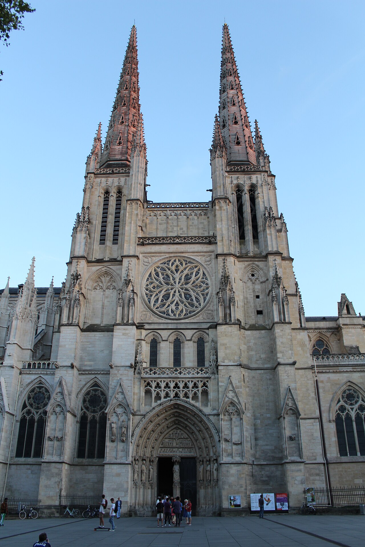 Cathédrale Saint-André, flèche et pierre
