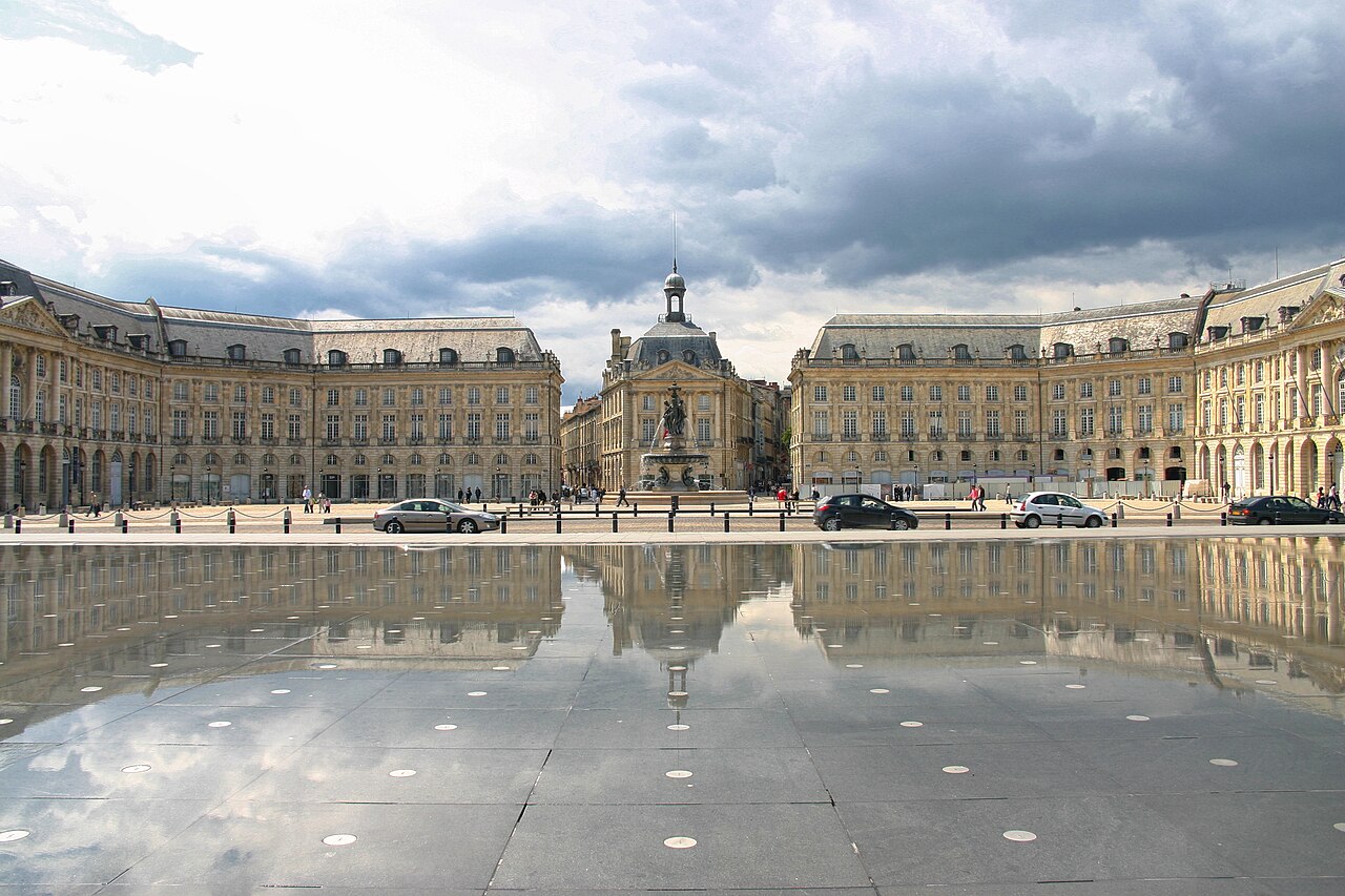 Miroir d’eau et façades de la place de la Bourse à Bordeaux
