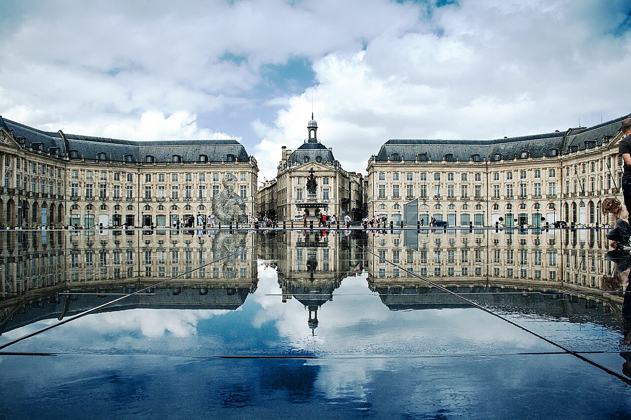 Place de la Bourse et miroir d’eau, vue large