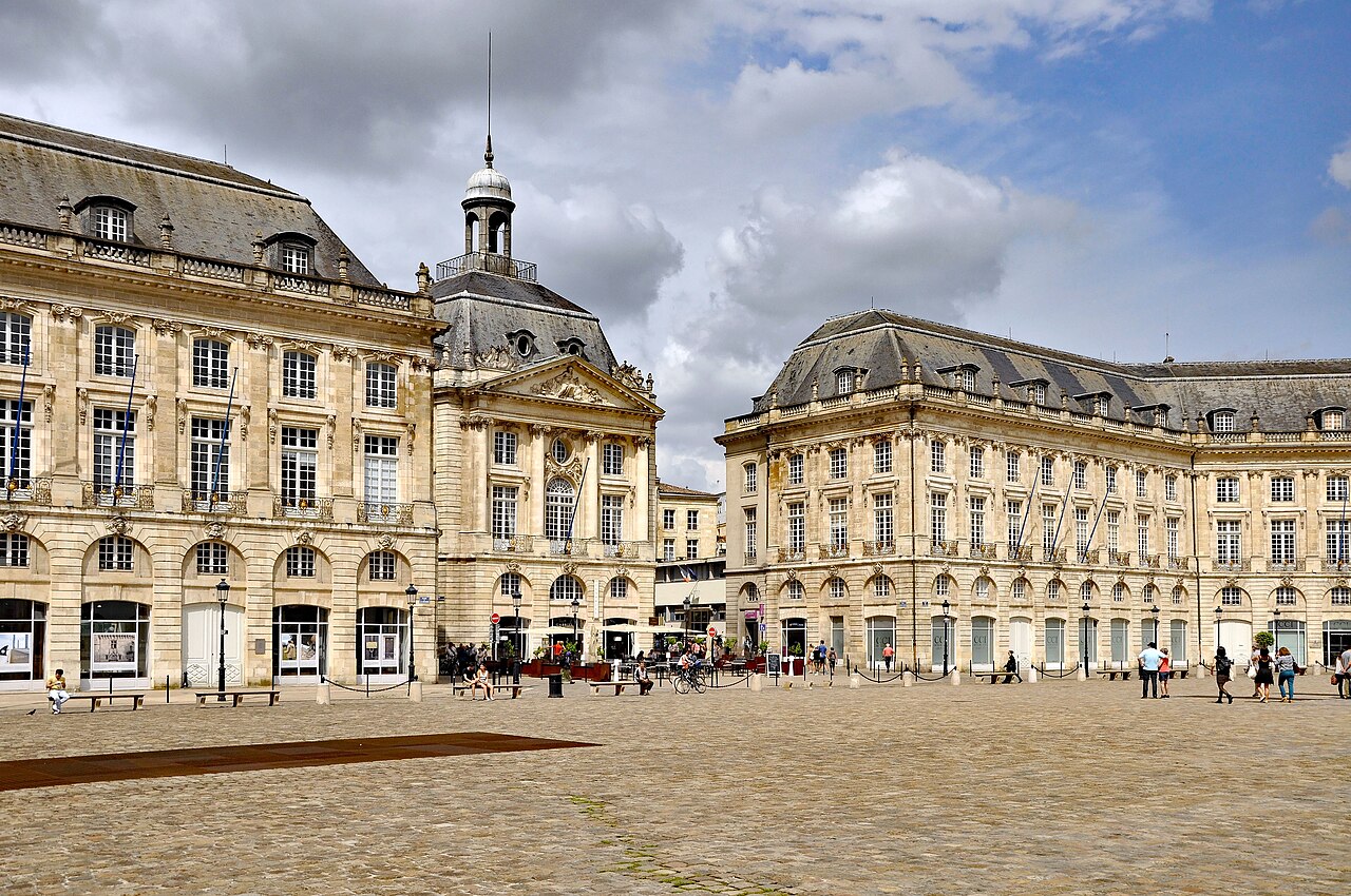 Place de la Bourse, pierre et frontons